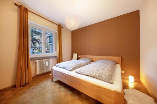 1 dormitorio con cama y ventana en Apartment Huita en Bolzano