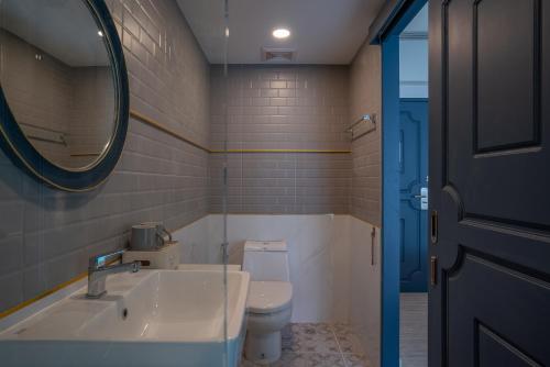 Momo Hotel tesisinde bir banyo
