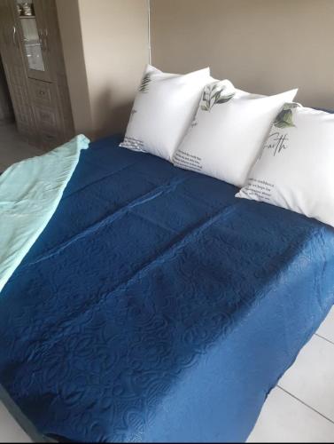 En eller flere senge i et værelse på NATS One Overnight Apartment Double bed