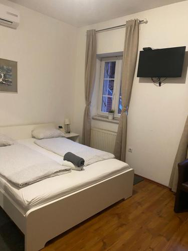 Rooms and apartments Nokturno