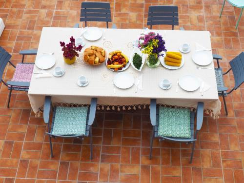 biały stół z jedzeniem i krzesłami w obiekcie Atlas Cesme Apartments w mieście Çeşme