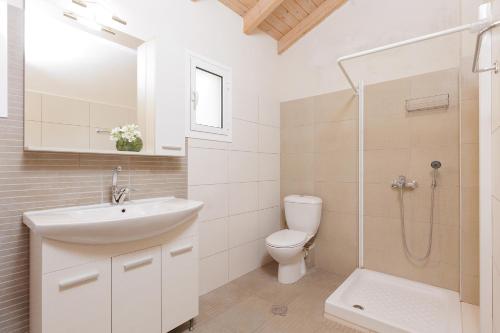 Bilik mandi di Villa Elia, Spartylas Corfu