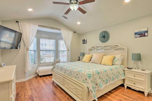 una camera con letto e ventilatore a soffitto di Bluffton Getaway Fenced Yard, 7 Mi to Beach! a Bluffton