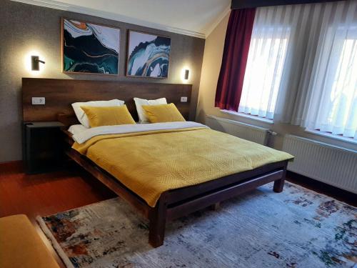 מיטה או מיטות בחדר ב-Sky Villa Brezovice