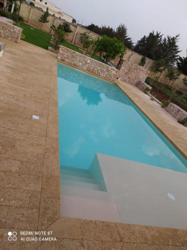Bazén v ubytování La Cuccuvascia pool house by LoveSud nebo v jeho okolí