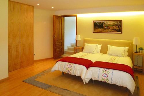 1 dormitorio con 1 cama grande en una habitación en Semi-detached house Afife - PON03248-L, en Afife