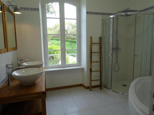 Salle de bains dans l'établissement Villa Plougasnou - BRE05110i-O