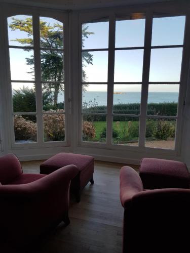 Photo de la galerie de l'établissement Villa in Primel with Sea View and Beach Access, à Plougasnou