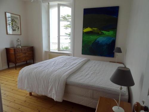 um quarto com uma cama e um quadro na parede em Villa Plougasnou - BRE05110i-O em Plougasnou