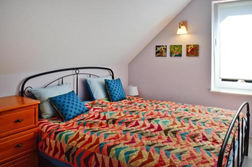 En eller flere senge i et værelse på Comfortable holiday home with garden, 3 bedrooms