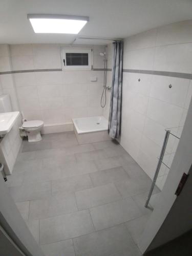 Bilik mandi di WEDEMARK-Apartment-Haus für bis zu 24 Personen