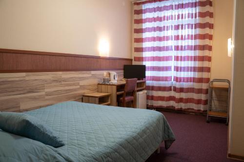 Zarechnaya Hotel tesisinde bir odada yatak veya yataklar