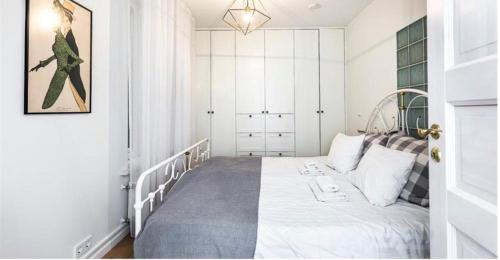 - une chambre avec un grand lit blanc dans l'établissement Karusselli Apartment, à Pärnu