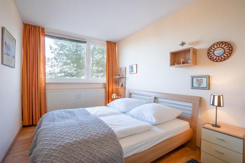 Schlafzimmer mit einem großen Bett und einem Fenster in der Unterkunft Haus Meeresblick Wohnung 47 in Kellenhusen