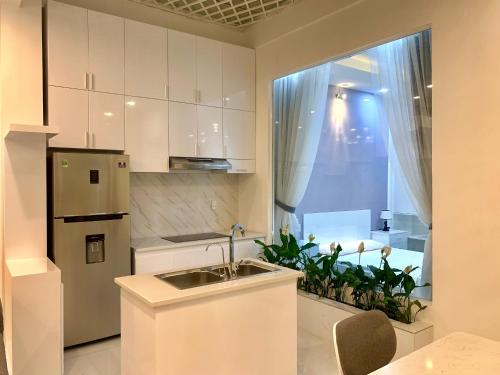 Kuchyň nebo kuchyňský kout v ubytování Royal Hotel Ninh Thuận
