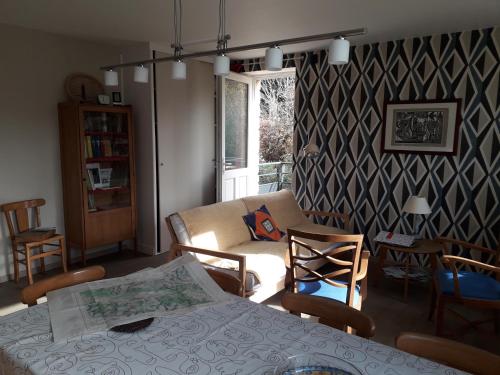 een woonkamer met een tafel en stoelen bij Gîte Tante Aurore 1 chambre in Chémery