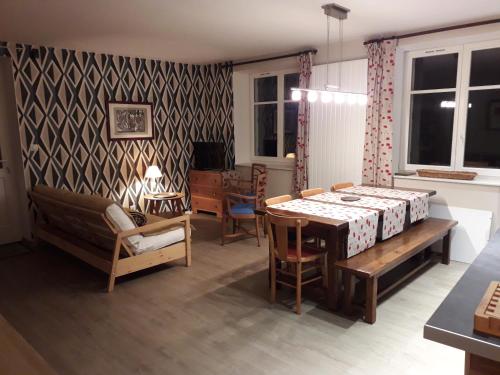 een woonkamer met een tafel en een eetkamer bij Gîte Tante Aurore 1 chambre in Chémery