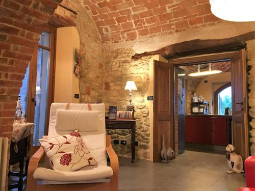 Montaldo BormidaにあるVilla Sutherland Piemonte with private poolの椅子とテーブルのあるリビングルーム