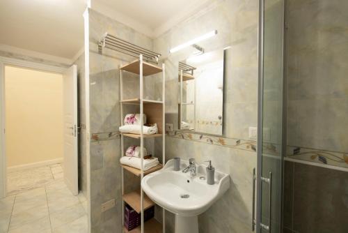 Cavour Rosa Apartment by Mamo Florence