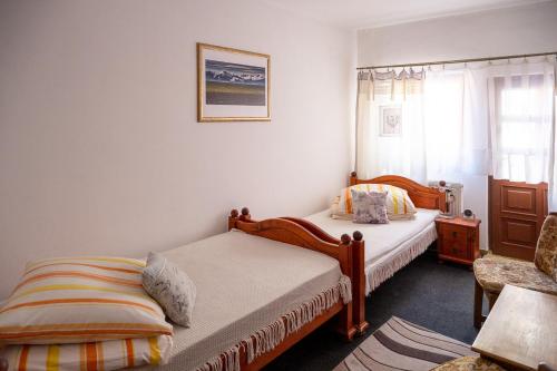 a bedroom with two twin beds and a window at 2- posteľová izba s kúpeľňou EMKA v PENZION TRSTENÁ in Trstená