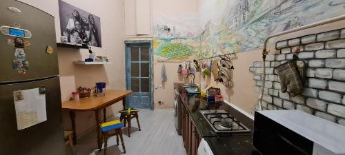 una cucina con piano cottura e piano di lavoro di Dja Hostel a Kiev