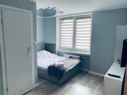 niewielka sypialnia z łóżkiem i oknem w obiekcie 2Lustra w mieście Białystok