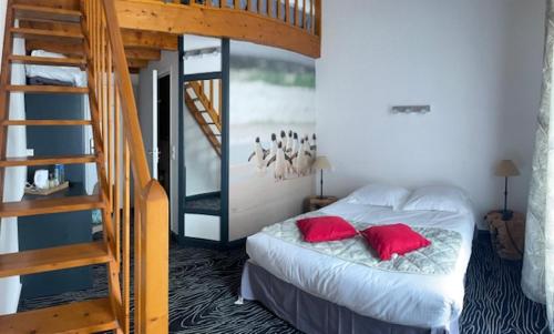 - une chambre avec un lit doté d'oreillers rouges et un escalier dans l'établissement Au Palmyre Hôtel, à La Palmyre