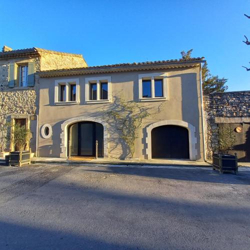 une grande maison avec deux portes de garage dans une rue dans l'établissement La Closerie du Château, à Uzès
