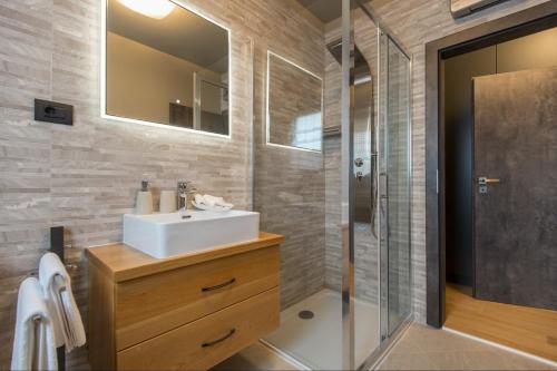 Kúpeľňa v ubytovaní Family Villa Mare for max 8 person with jacuzzi Kukci Poreč countryside
