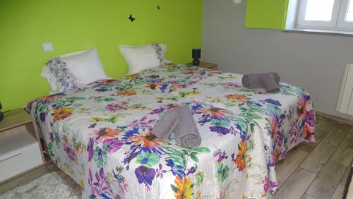 Un dormitorio con una cama con un edredón floral. en Quinta do Cruzeiro, en Mata