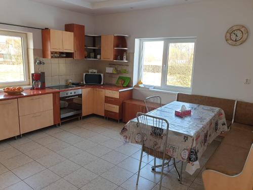 ラシュノフにあるCasa Ina Rasnovのキッチン(テーブル、テーブル、椅子付)