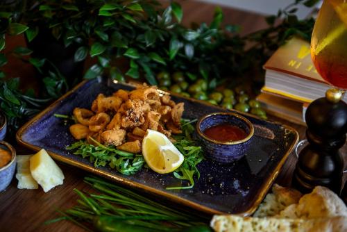 ホテルの敷地内または近くでの食事または食べ物
