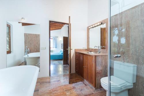a bathroom with a toilet and a sink at NEW! VILLA Can Rito PARA 16 PERSONAS, PISCINA, JARDINES y RELAX in Felanitx