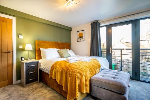 een slaapkamer met een bed met een gele deken erop bij 12 St. John's Mews in York