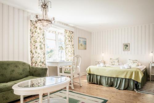 Ένα ή περισσότερα κρεβάτια σε δωμάτιο στο Hotell Klockargården
