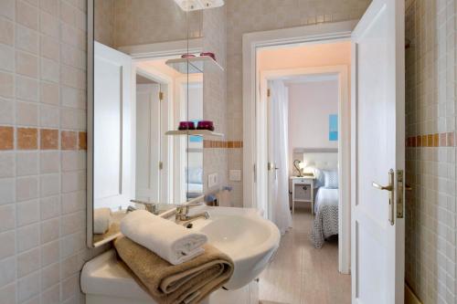 łazienka z umywalką i lustrem w obiekcie Apartamento Rocas Negras w Puerto del Carmen