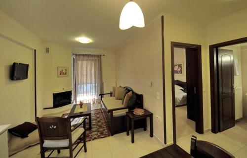Dianthos Guesthouse في Kiriákion: غرفة معيشة مع أريكة وطاولة