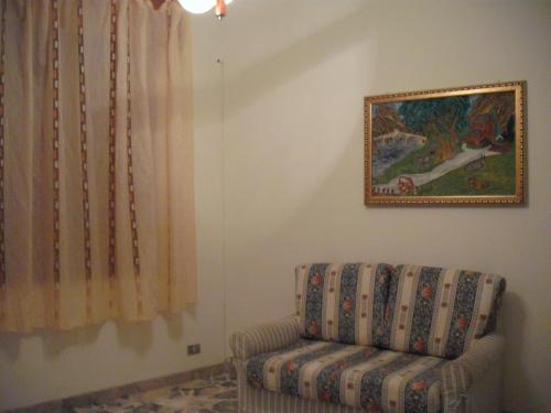 卡拉塔菲米的住宿－Calatafimi Segesta - Appartamento Garibaldi，客厅配有椅子和墙上的绘画