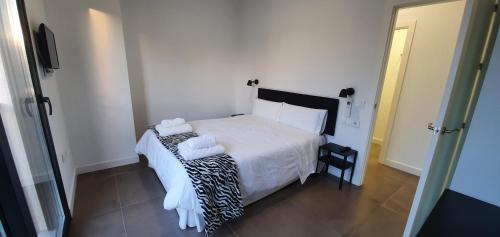 Ένα ή περισσότερα κρεβάτια σε δωμάτιο στο RICARDO APARTAMENTo
