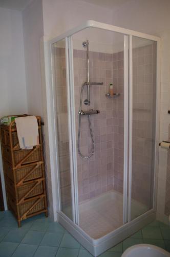 VilladossolaにあるErebia Appartamenti Vacanzaのバスルーム(ガラスドア付きのシャワー付)