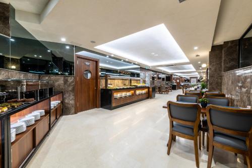 Η κουζίνα ή μικρή κουζίνα στο Aprilis Deluxe Hotel