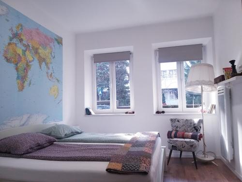 een slaapkamer met een bed met een kaart aan de muur bij Apartment Little Heaven - free Parking in Sarajevo