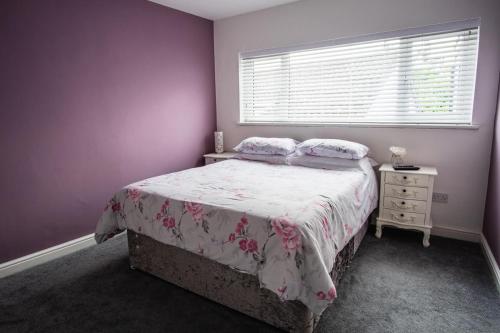 - une chambre avec un lit et une fenêtre dans l'établissement Tallets Apartment with Balcony & Parking, à Tewkesbury