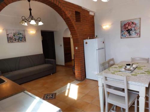 een keuken en een woonkamer met een bank en een witte koelkast bij Alloggio Turistico Lidia in Fiuggi