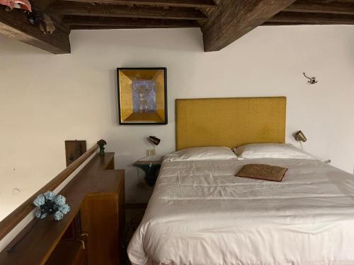 ein Schlafzimmer mit einem Bett und einem Wandgemälde in der Unterkunft Pasha Apartment in Florenz