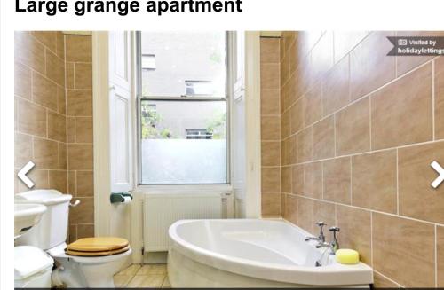 Ванна кімната в Large Grange Apartment