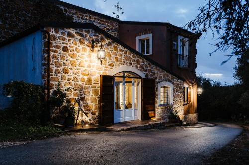 an old stone house with a white door at La pagliera in Agrigento