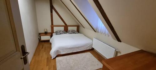 a bedroom with a white bed in a room at Apartmány Scharffenberg in Banská Štiavnica