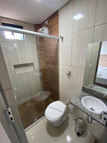 ein Bad mit einer Dusche, einem WC und einem Waschbecken in der Unterkunft Hotel Premier in Brasilia