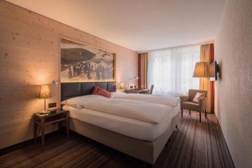 Un pat sau paturi într-o cameră la Hotel Interlaken